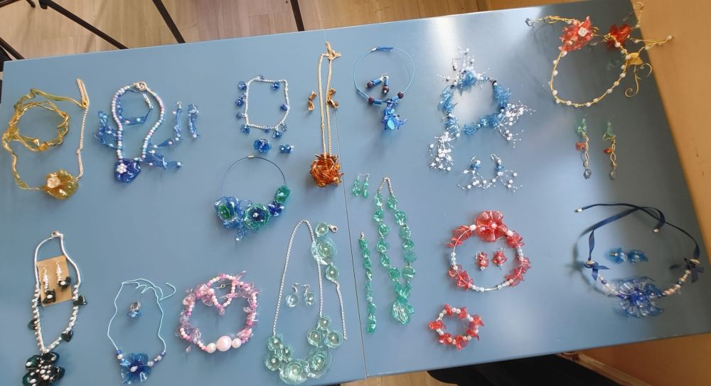 Dalla bottiglia al gioiello: quando la plastica racconta storie di creatività